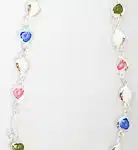 Halsband med hjärta runt om varannan infattade stenar oi olika färger