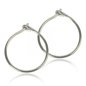 Safety ear ring - Örhängen utvecklade i samråd med hudläkare, i ren medicinsk titan. Diameter 14 mm. Art. nr. 15‑1252‑00. Safety ear ring gör alla dina hängande örhängen hudvänliga med några enkla handgrepp. Ta bort ringarna och ersätt med våra, i hudvänlig medicinsk titan. Levereras i sk Clean pack, som förvarar smycket hygieniskt tills du öppnar förpackningen. Etiketten fungerar som ett sigill. Smyckena är tillverkade i Sverige, under fullständig kontroll och dokumentation.