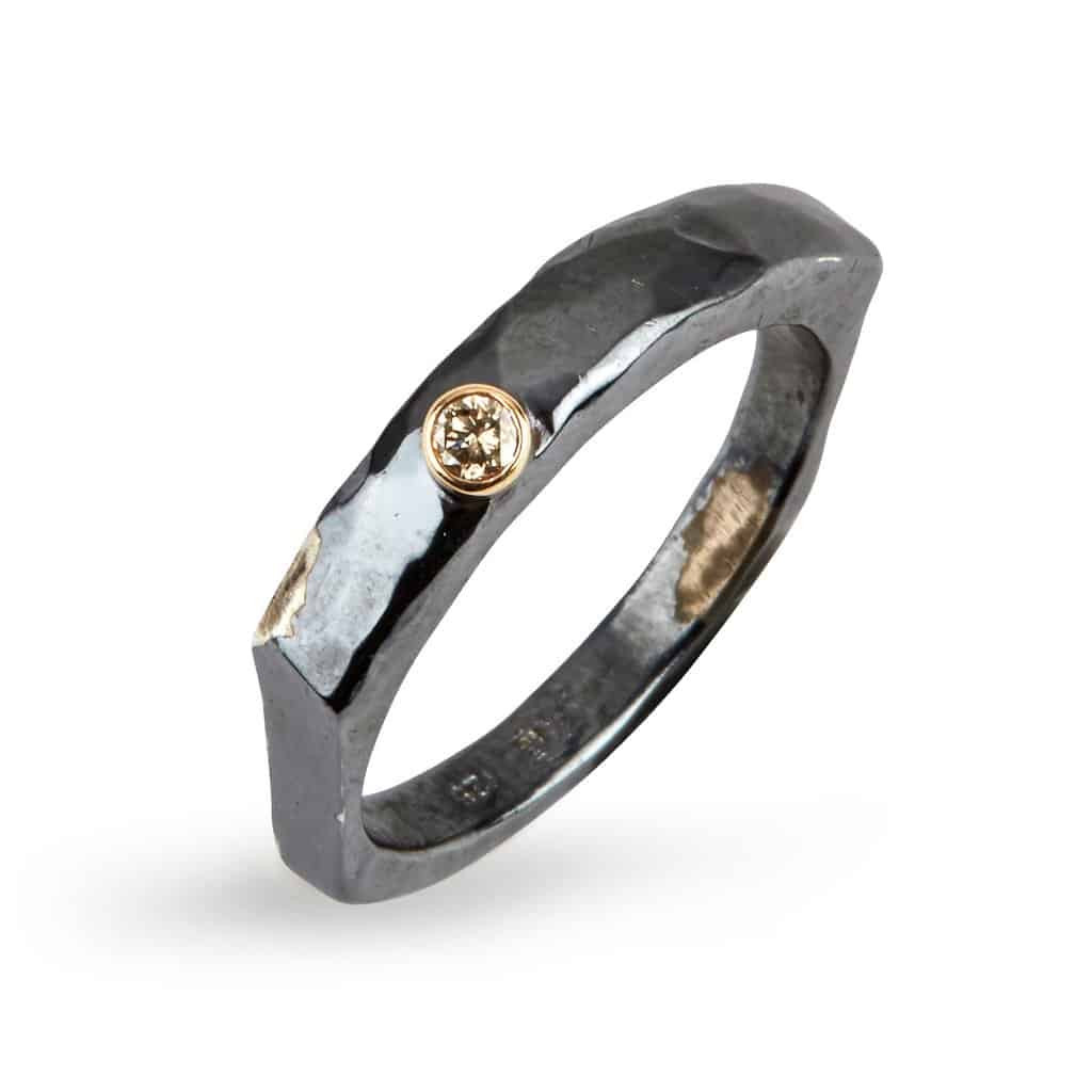 Handgjord ring i silver guld med diamant från By Birdie