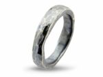 Hamrad handgjord ring från By Birdie i silver