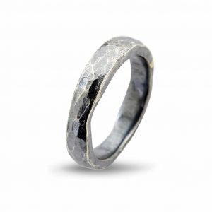 Hamrad handgjord ring från By Birdie i silver