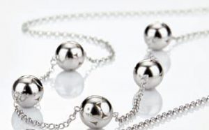 silver halsband designat av Liisa Vitali Finland